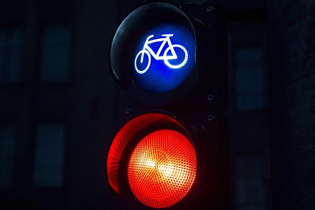 Jaká pravidla platí pro signalizování změny směru jízdy na cyklistických stezkách?