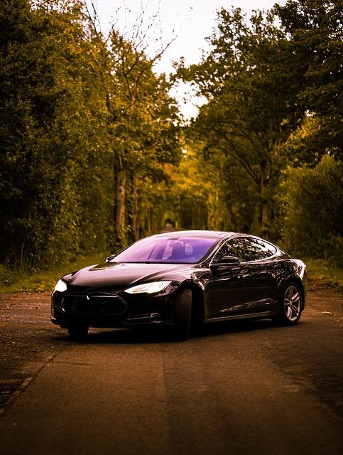 Srovnání ceny a výkonu spojené s vozem Tesla Model S